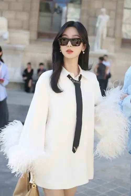 杨紫回国机场图