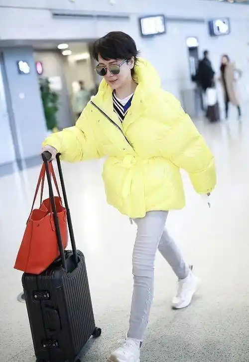 海清太会装嫩了,连棉服都挑黄色的,配紧身裤艳丽又可爱_羽绒服_显得