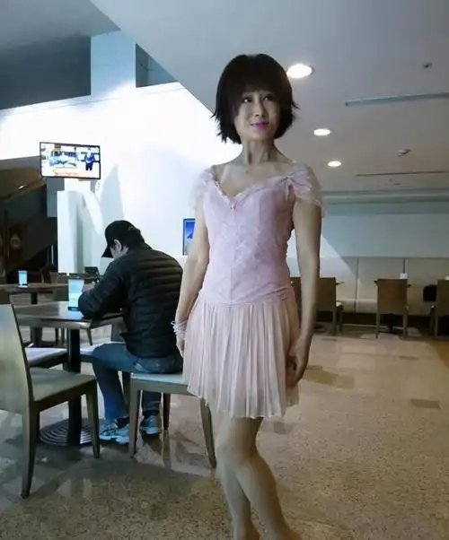 潘迎紫应该是最不服老的女星71岁仍经常打扮粉嫩