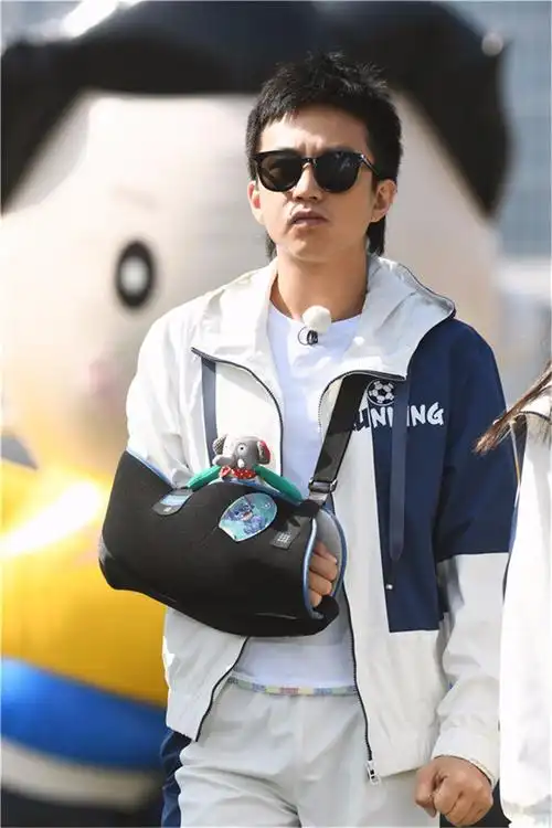 邓超《奔跑吧》化身"足球小将" 场上挑战百人足球赛