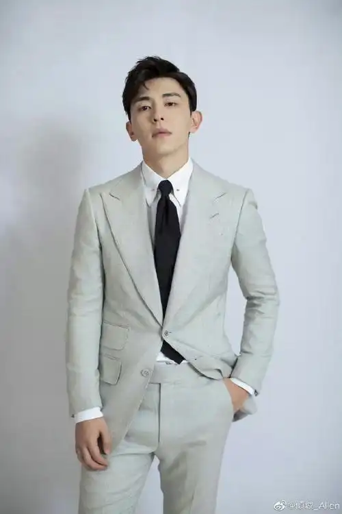邓伦#  好久不看西装伦,我们的绅装小王子魅力十足