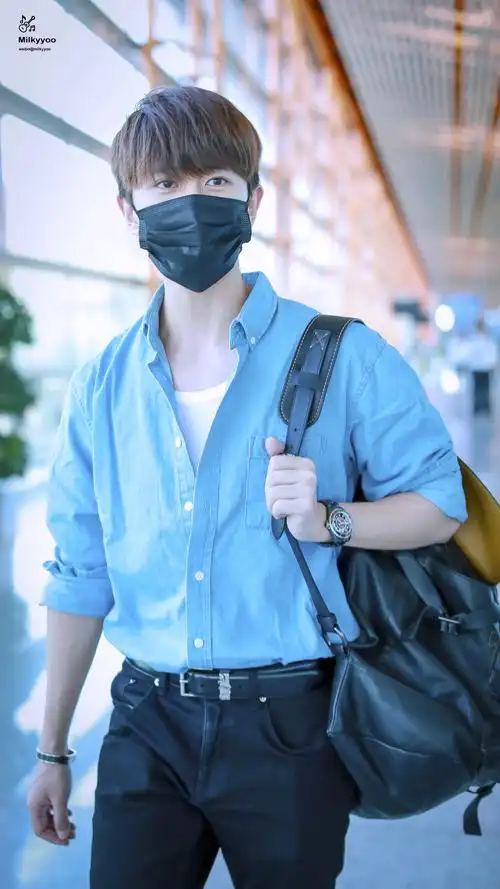 180523 任嘉伦 北京首都机场出发 9p