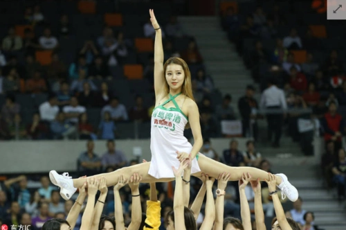 啦啦宝贝高难度劈叉踢腿无惧走光(6)