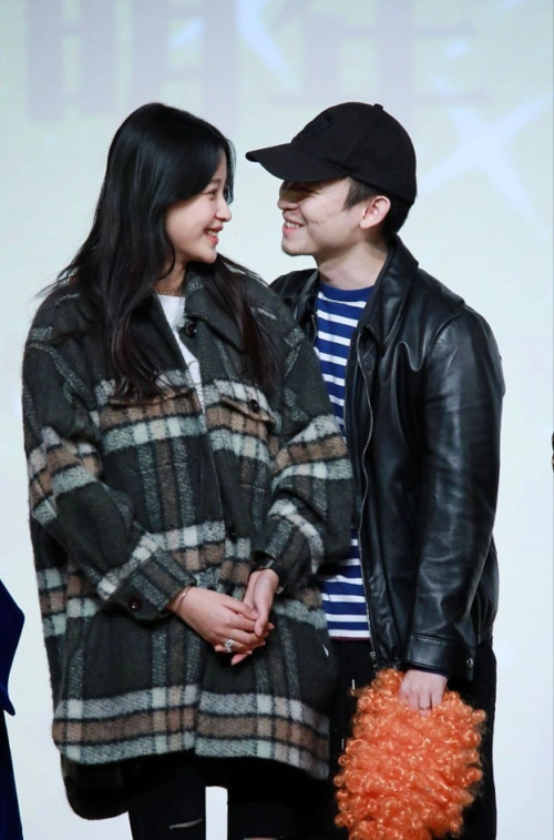 结婚也不影响少年感董子健身穿皮衣贴老婆好近是甜到齁的爱情