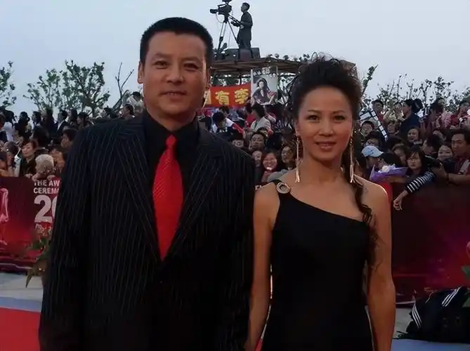 56岁孙尚香赵越,结婚25年未生子女,与老公在《亲爱的小孩》圈粉_肖路