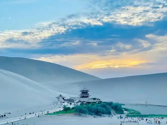 甘肃敦煌鸣沙山月牙泉