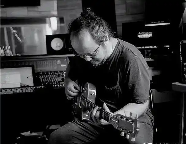 王菲前夫窦唯现状曝光开小电炉吃路边摊不修边幅却住北京豪宅