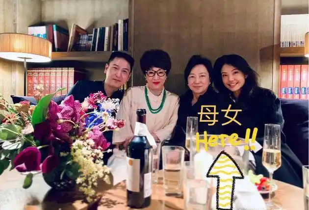 首页 社会 正文汤珈铖则与这位网传正牌女友一起与林青霞亲密合影.