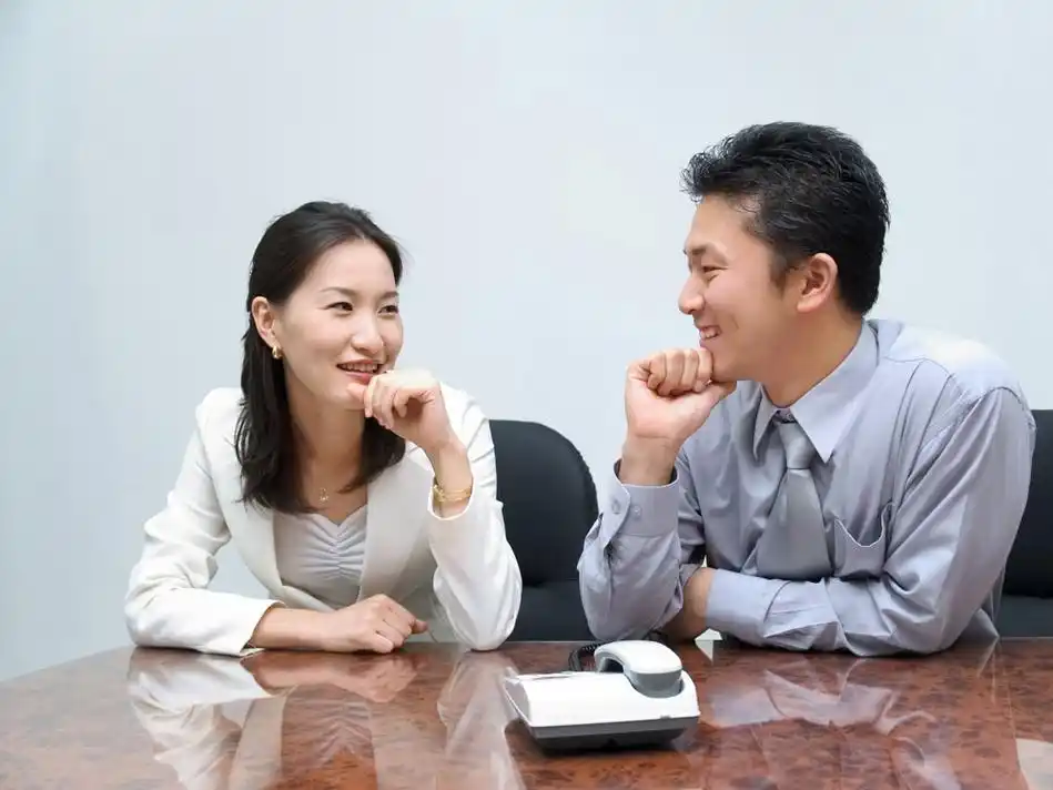 交谈的商务男女 图片