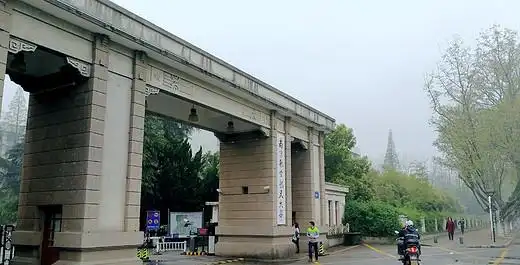 它的拍摄地是这里.南京航空航天大学的校门.