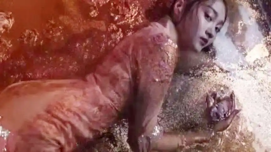 关晓彤绝了!穿"液体裙"躺在金水中,看她的臀线:不配拥有!