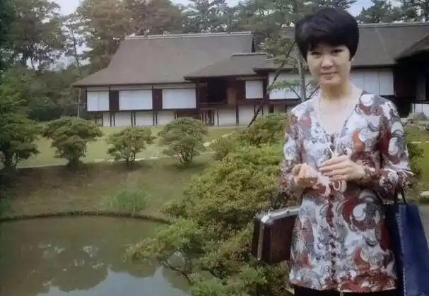 她是李佳琦的大前辈新中国的口红一姐嫁大14岁富豪被出轨离婚