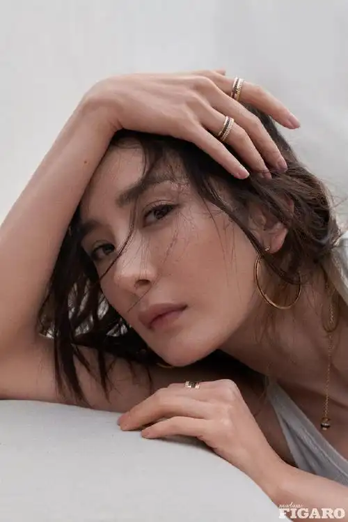 组图:杨幂夏日慵懒大片随性有张力 波浪卷发搭配雀斑妆好迷人-广富强