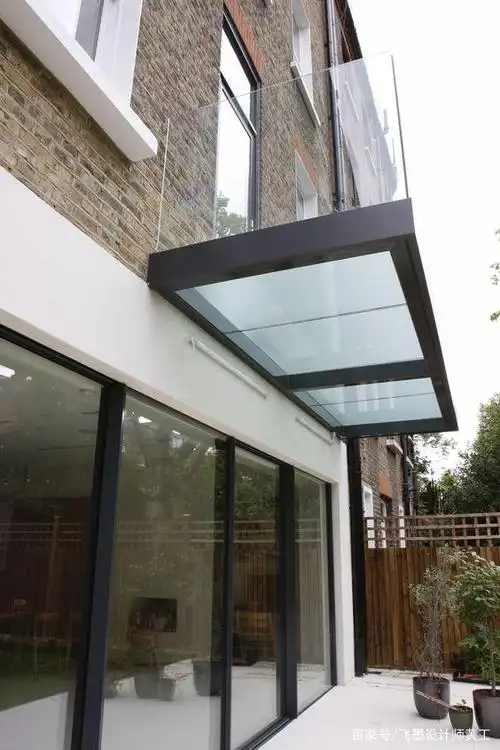 门口搭个玻璃挡雨棚,用3块玻璃围住秒变小阳台,360°采光无死角