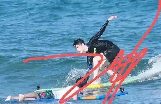 王一博《冲浪店》最新路透:游泳上岸显身材,皮肤白水上摩托欢乐