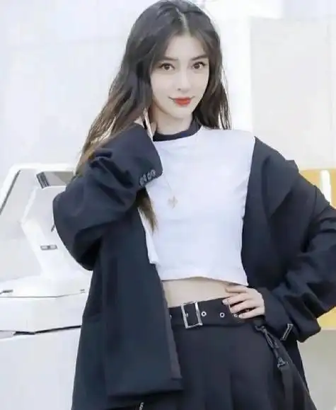 田曦薇和杨颖,都是娱乐圈中的知名女星,都有着168cm的身高,但是在网友