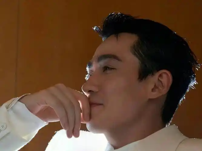 朱一龙自信的笑容好迷人