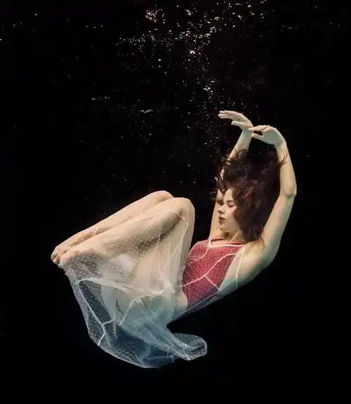 人间四月天,女神水舞时!水中芭蕾美得如此梦幻.