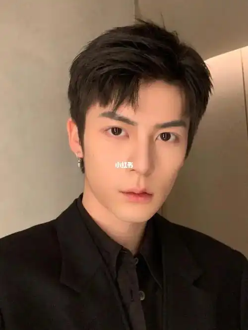 打碎(这样子日常自己打理更加容易出造型)法式刘海|短发烫发|丸子头