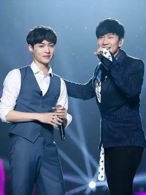 240109 | 2016年《极限挑战》公益晚会张艺兴图片更新14p今夕何年.