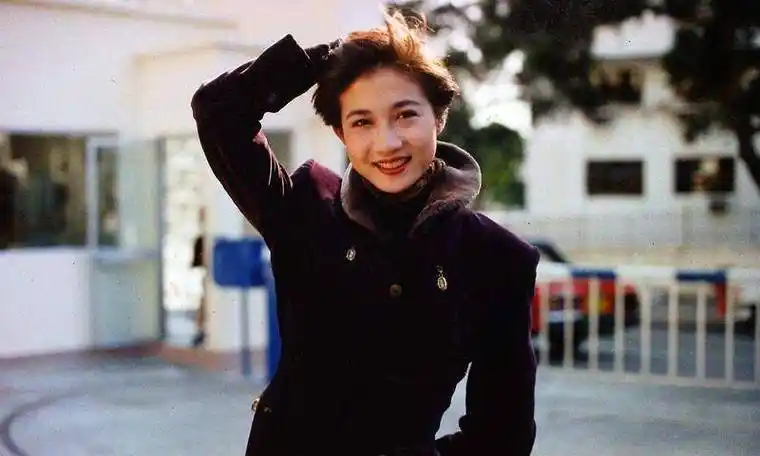 吴绮莉疑似已经走出往日阴影,以时尚美丽的姿态,引发众人点赞_成龙_绯