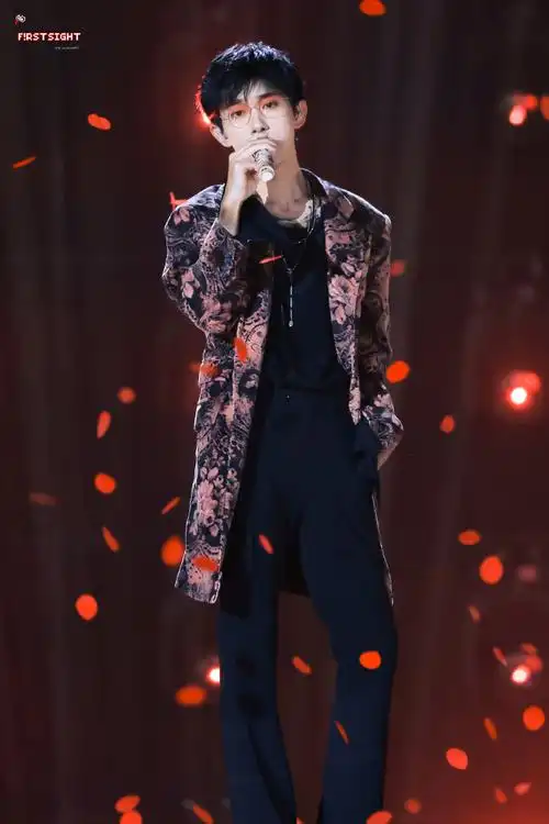 易烊千玺二三逢时戢鳞风起##易烊千玺 限定玫瑰##易烊千玺压轴舞台