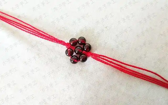 闺蜜本命年生日送了一款这样的红绳腰链你们觉得怎么样