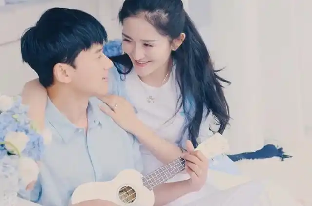 谢娜再晒素颜自拍,身型发福孕味十足,网友纷纷发来祝福!