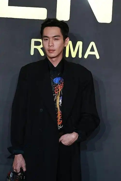 张若昀还是胖点更帅气,瘦得脱相都没活力,但穿黑色大衣挺有型