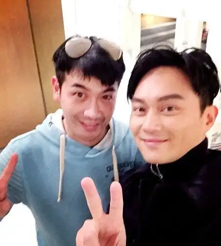 张智霖张智尧晒卖萌照 比剪刀手笑容灿烂