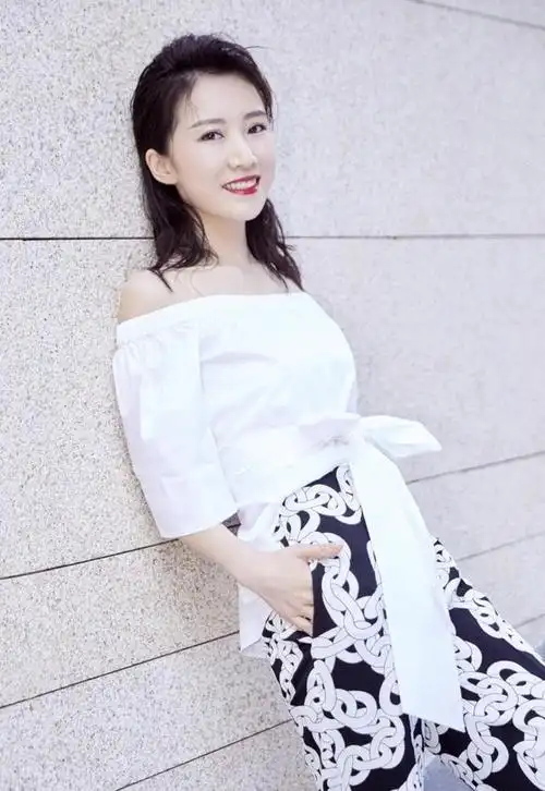 李念精致又大方一字肩配锁链裤洋气头发蓬松贵气