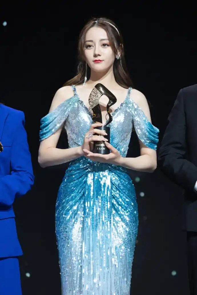 迪丽热巴荣获"传承·梦想"年度人物 第二梦想是想当甜点师