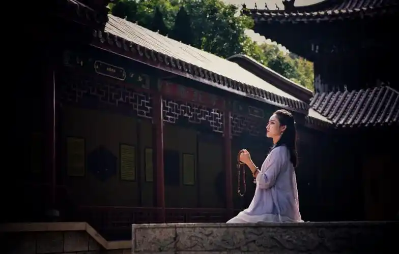 《禅意》,拍於象湖万寿宫,模特优美形体姿态,透过淡泊