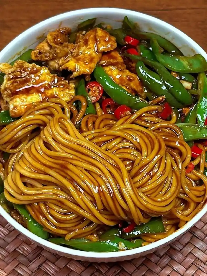 宵夜|青椒鸡蛋拌面00.快去做这个青椒鸡蛋拌面,酱香浓郁,  - 抖音