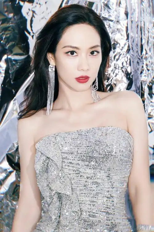 王霏霏亮片裙性感写真图片