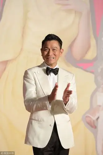 37届香港金像奖红毯 刘德华一袭白色西装帅气有型