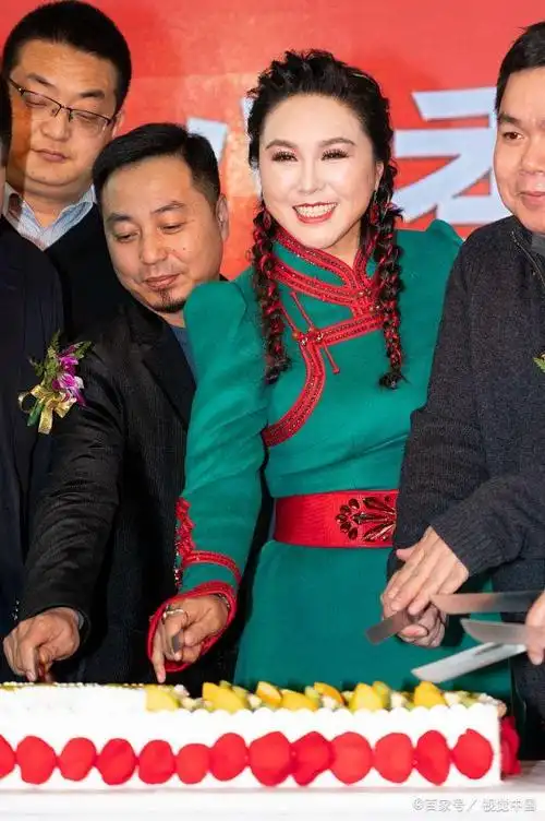 乌兰托娅再唱经典《套马杆》人气火爆,穿民族服装笑容灿烂