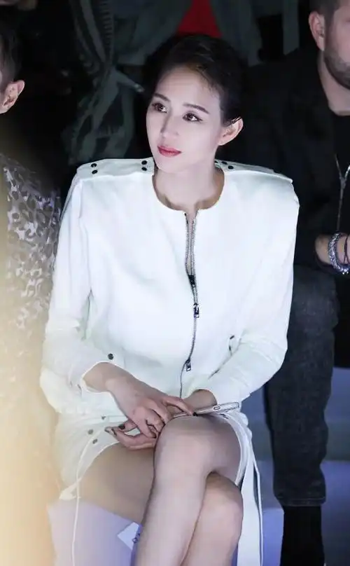 11月7日,台湾知名女星张钧甯为了将《追缉》中吴洁的破碎感状态表现得