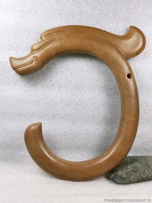 红山文化老糖玉玉猪龙c字龙,c龙,,玉质好,包浆沁色入骨,,,高古玉器