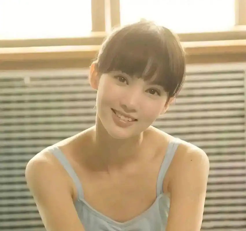 看金晨以前多嫩多美,现在瘦得皮包骨,真不咋好看!