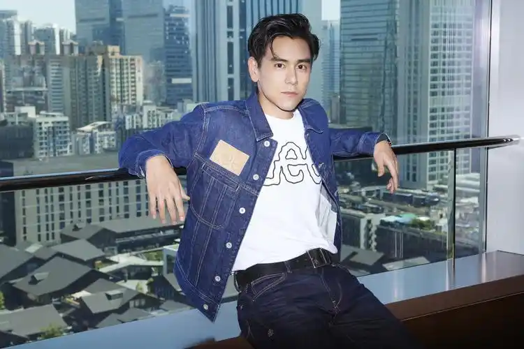 为庆祝lee 130周年生日|牛仔|背景墙|彭于晏_新浪新闻