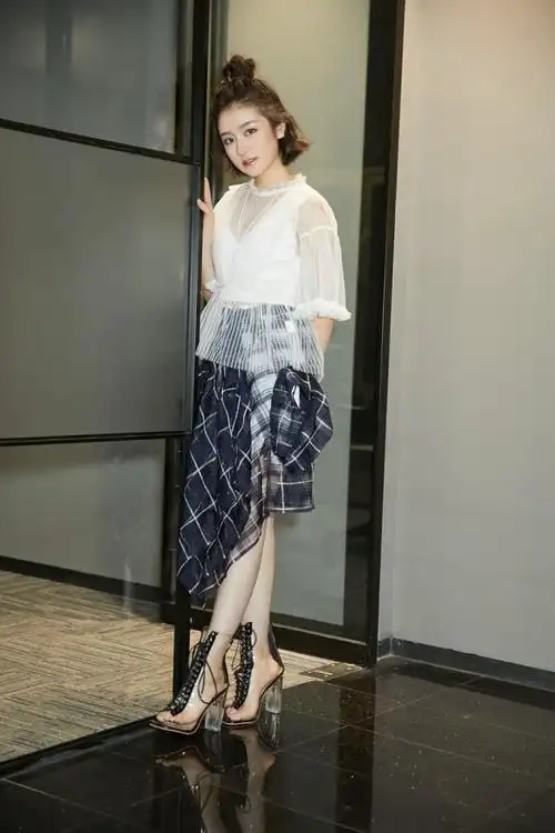 李兰迪亮相nylon潮流派对 演绎少女穿搭的正确打开方式