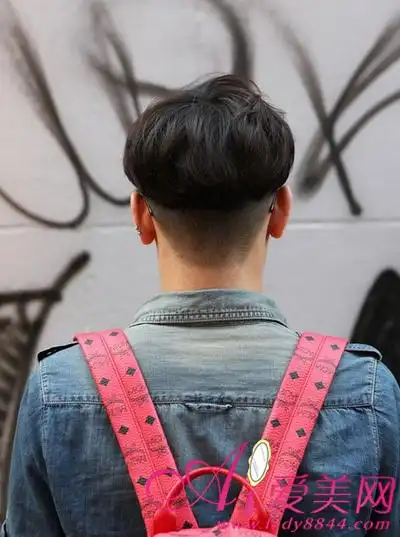 大家帮忙看一下我适合留蘑菇头吗?男生.