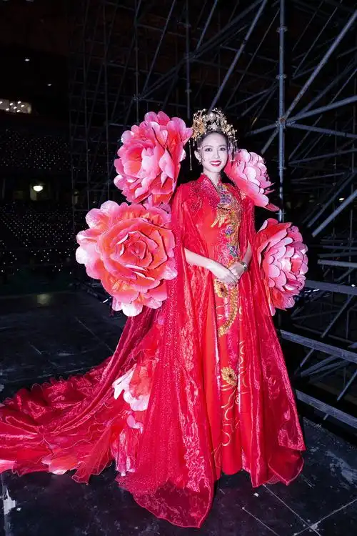 气质女神张梓琳现身鸟巢 古典造型助力亚洲文化嘉年华_世界