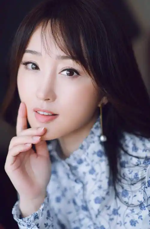 杨钰莹聚会照片曝光,明明都是同学看上去却像两代人,她咋保养的