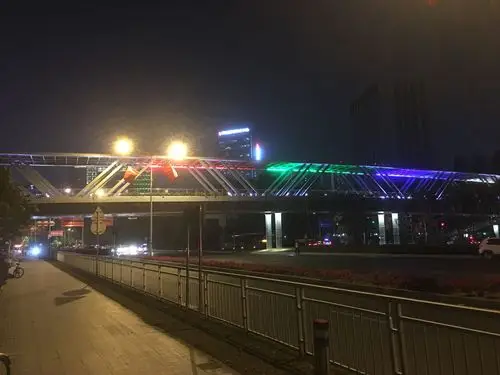 天桥日间与夜景该天桥由中建钢构有限公司总承包管理,今年3月底实施