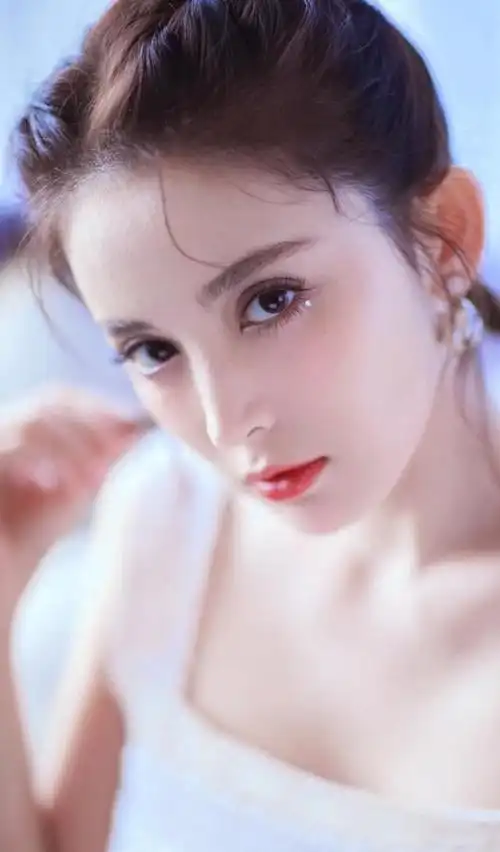 古力娜扎时尚大片,清纯可人!__财经头条