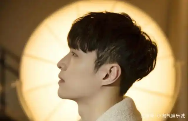 不需要任何多余的语言,只一个侧脸的张艺兴便可让人怦然心动!