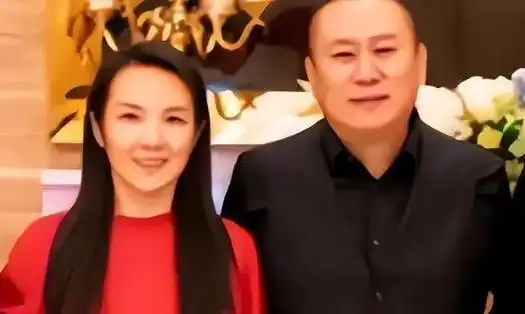 管彤:26岁进央视当女主持,42岁给普通丈夫生儿子,收获一生幸福