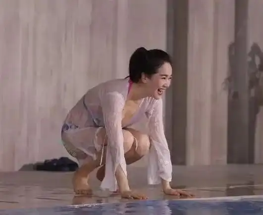 左小青的夏日泳装风情